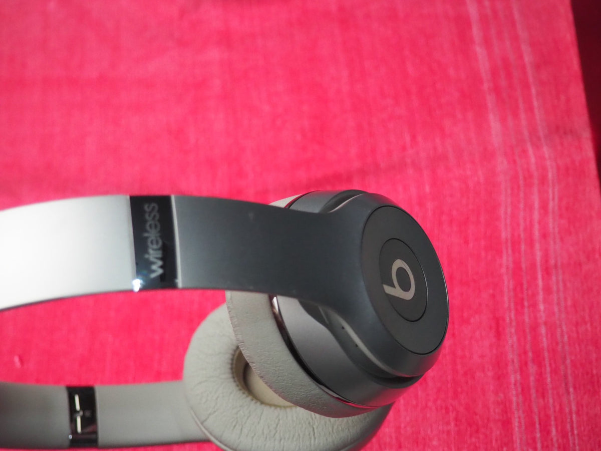 Beats Solo 3 Silver Bluetooth Headphones & NOT Working