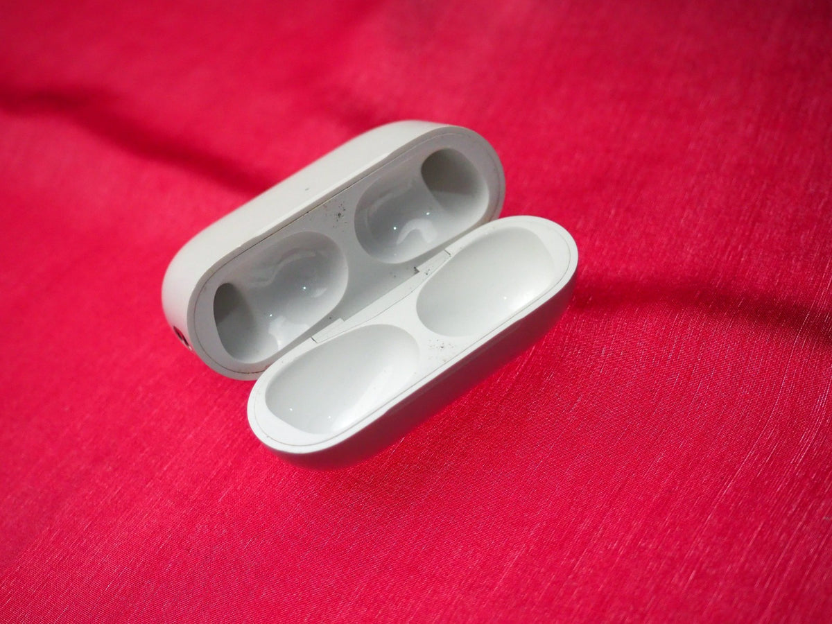 Genuine Apple Airpods Pro 2 (A2700) Wireless Charging Case & Working