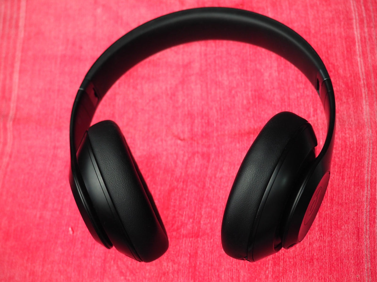 Beats Studio Pro Black Bluetooth Headphones & NOT Working