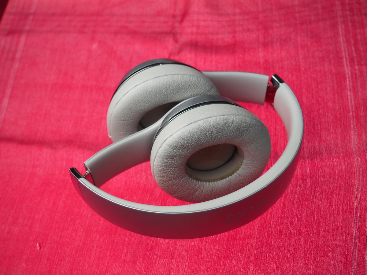 Beats Solo 3 Silver Bluetooth Headphones & NOT Working