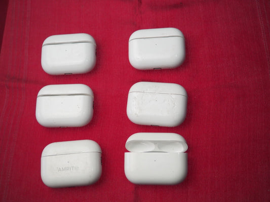 Apple Airpods Pro 2 (A2700) Charging Case Only & Working But Damaged