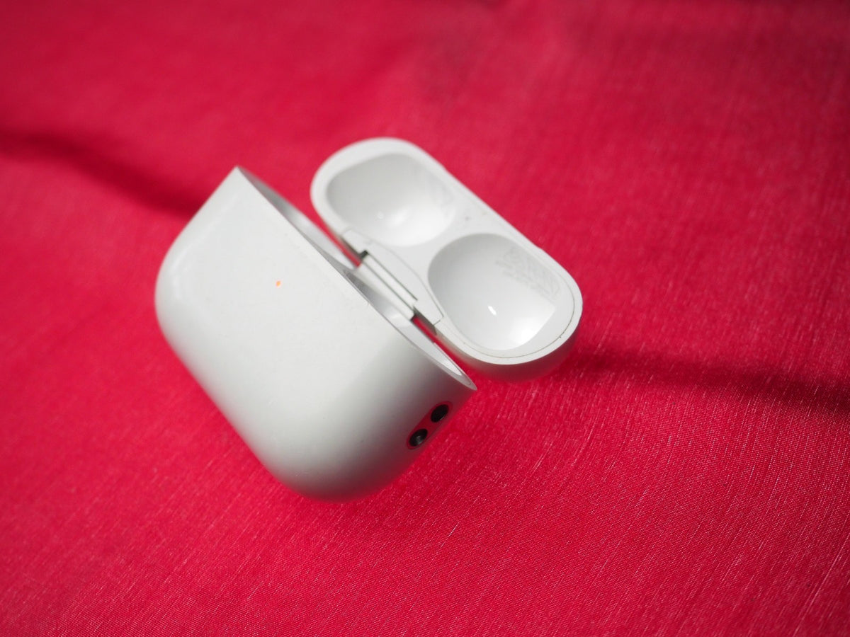 Genuine Apple Airpods Pro 2 (A2700) Wireless Charging Case & Working
