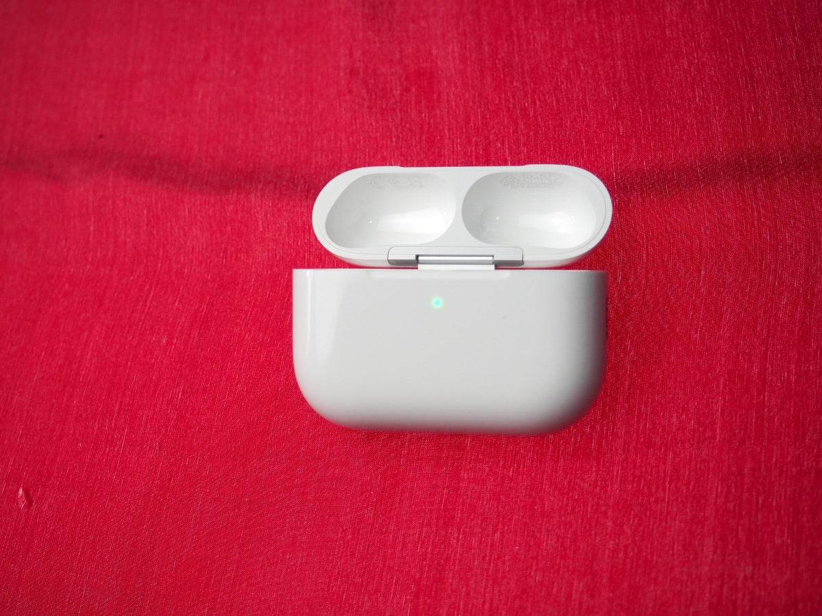 Genuine Apple Airpods Pro 3 (A3122) Wireless Charging Case & NOT Working