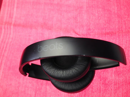 Beats Solo 3 Black Bluetooth Headphones & Only One Side Works