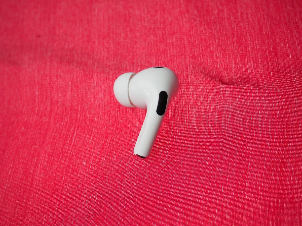 Apple Airpods Pro 2 (A3048) Left Bluetooth Earbud Only Working (backround Noise)