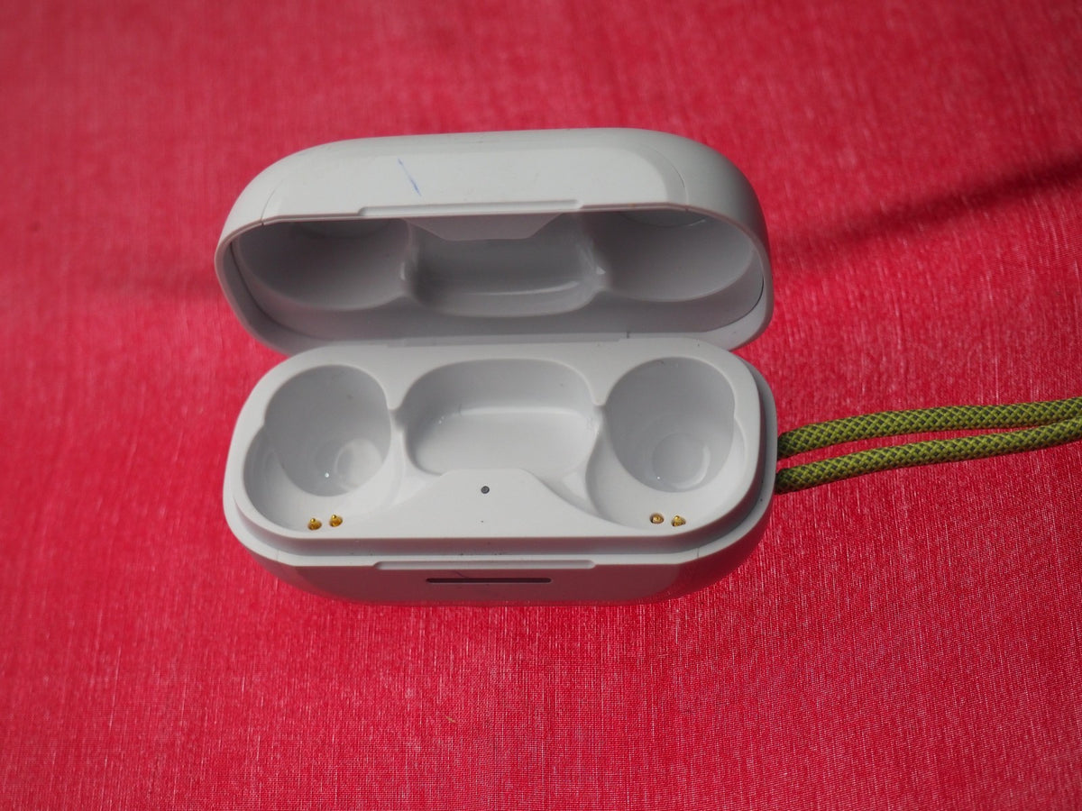 JBL Reflect Aero Bluetooth Earbud Case Only & Working