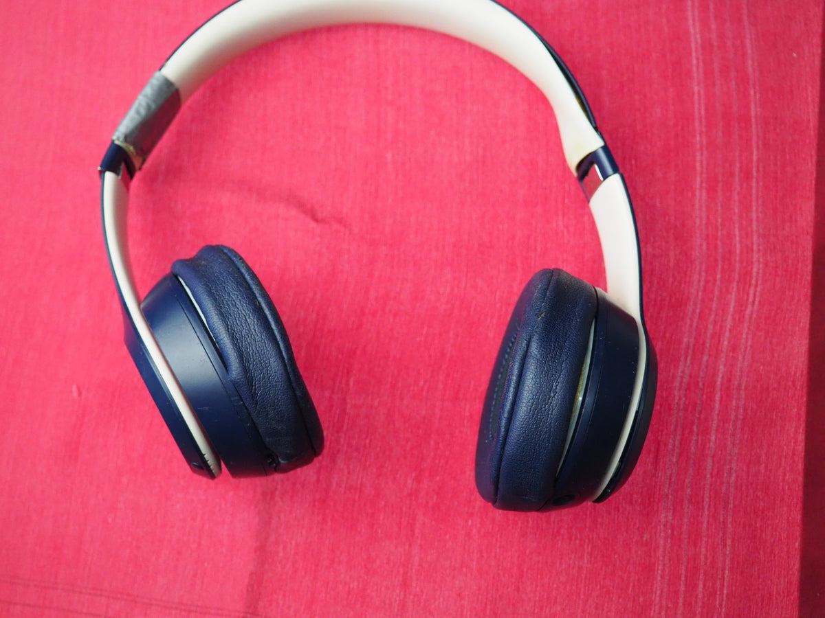 Beats Solo 3 Bluetooth Headphones Working But Damaged