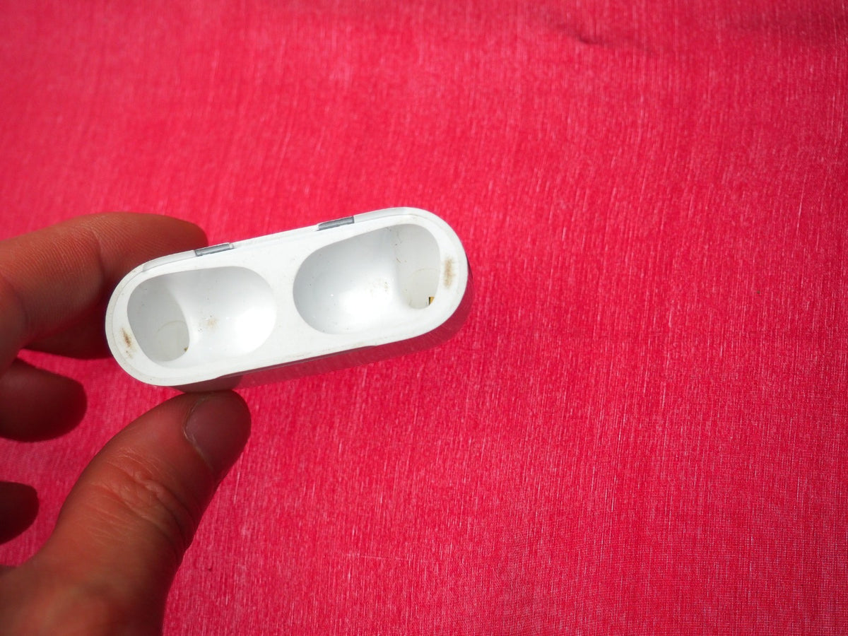 Apple Airpods 2 A2968 Case Only & Working BUT SNAPPED