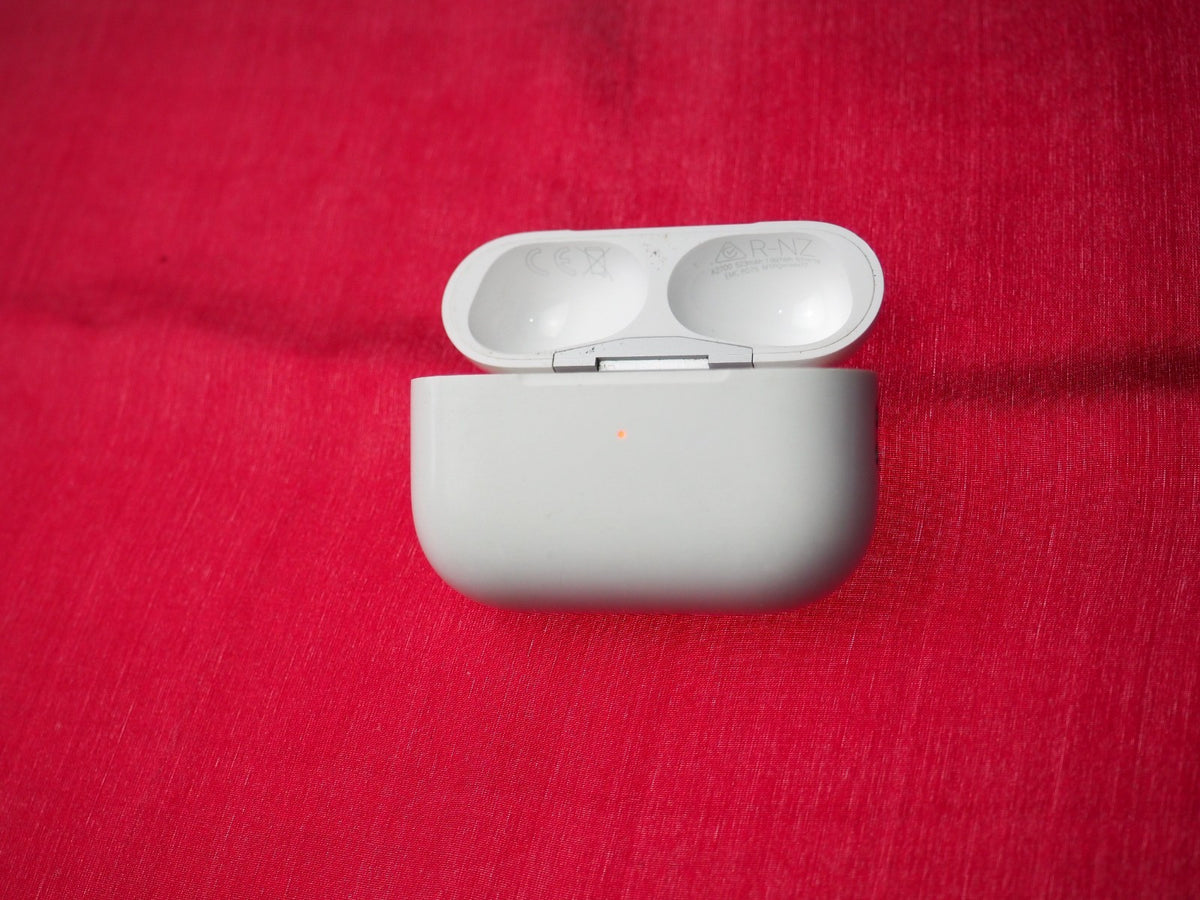 Genuine Apple Airpods Pro 2 (A2700) Wireless Charging Case & Working