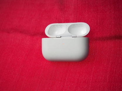 Genuine Apple Airpods Pro 2 (A2700) Wireless Charging Case & Working