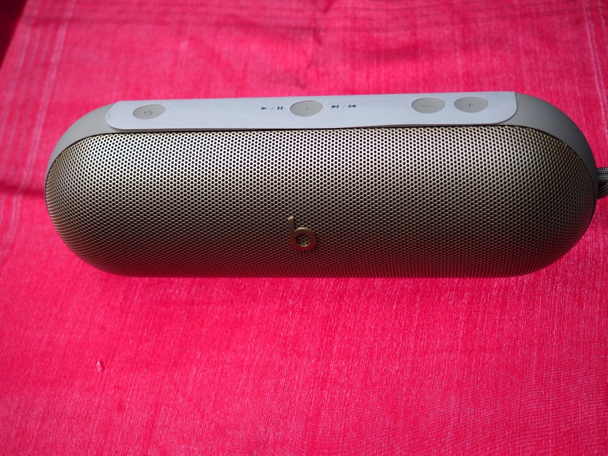 Beats Pill A3211 Bluetooth Wireless Speaker & Wont hold charge