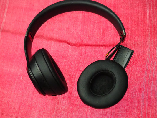 Beats Solo 4 Bluetooth Headphones & Working But Damaged