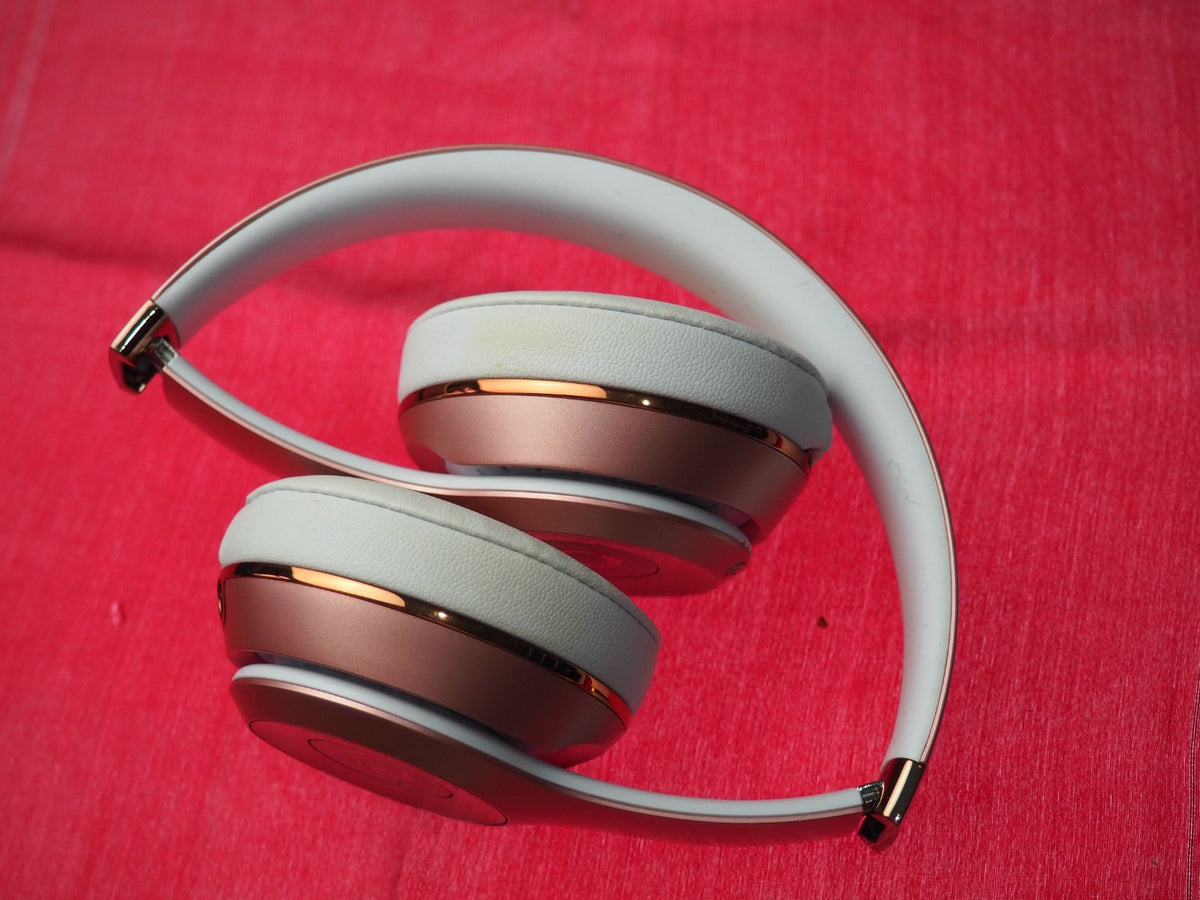 Beats Solo 3 Red & White Bluetooth Headphones & NOT Working