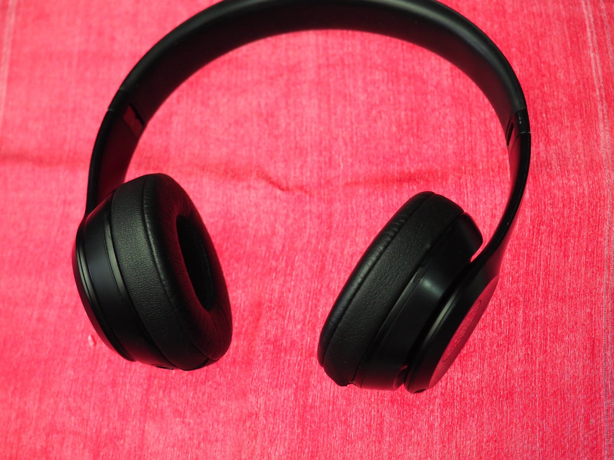 Beats Solo 3 Black Bluetooth Headphones & Only One Side Works