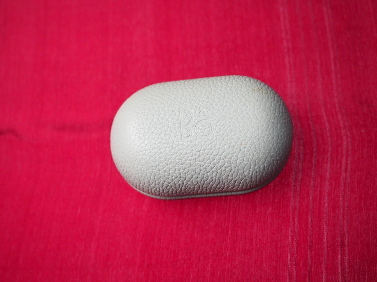 Bang & Olufsen Beoplay E8 3RD GEN Charging Case Only & Working